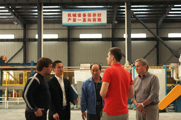 俄罗斯客户到91视频APP下载集团参观考察电91视频网站在线观看工厂和电地暖生产线(图2)